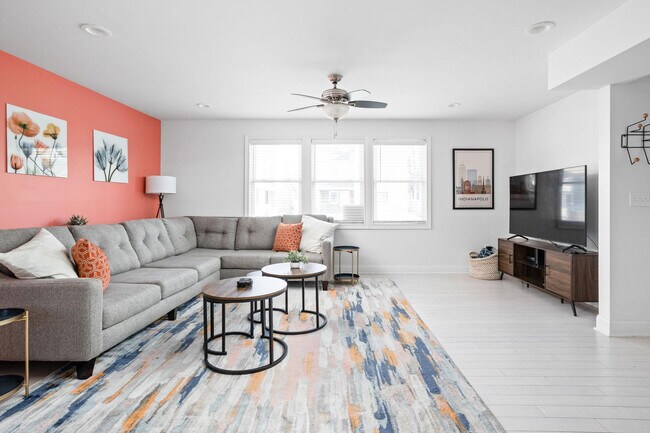Primary Photo - 325 Sanders St
