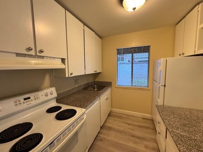 Building Photo - 1 bedroom end unit-New plank flooring thro...