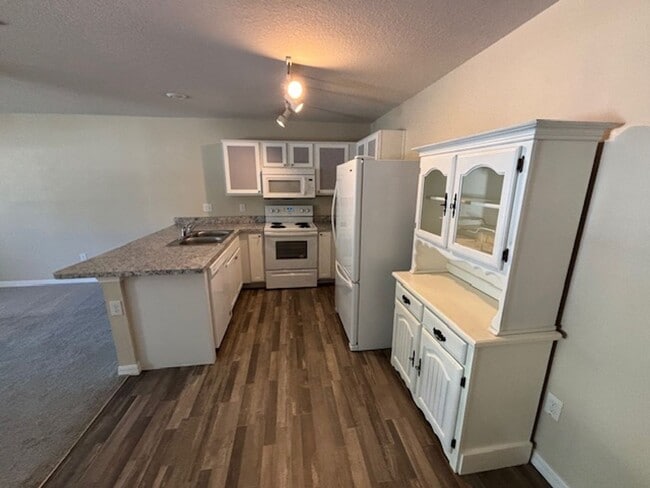 Building Photo - Cute Home Ready for Family