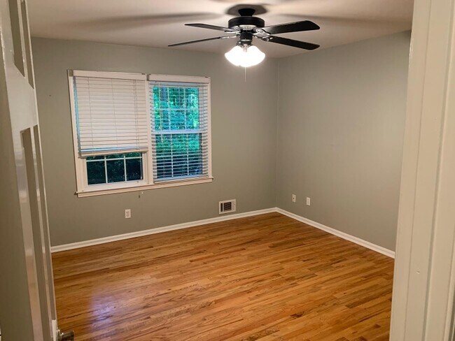 Building Photo - 350 Hollyberry Dr