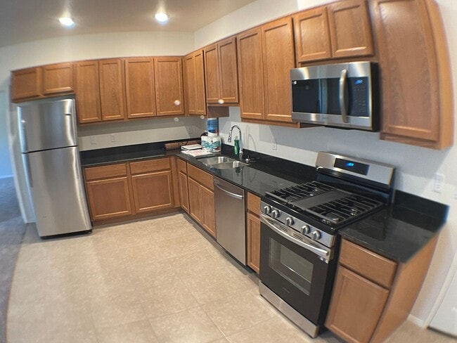 Building Photo - MOVE IN READY! Top-Floor Condo in the Hear...