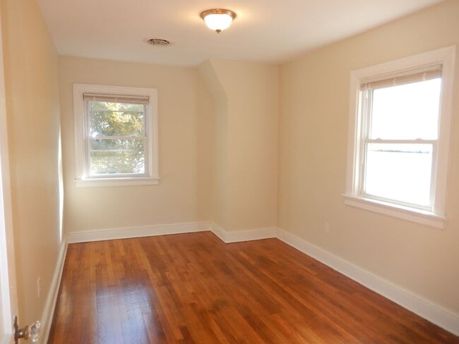 Building Photo - Large Colonial