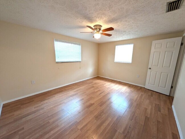 Building Photo - 6617 Lenoir Dr