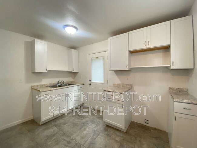 Building Photo - 1621 Rheinhardt Ave