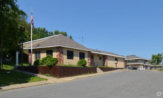 Building Photo - MacGathan Townhouses