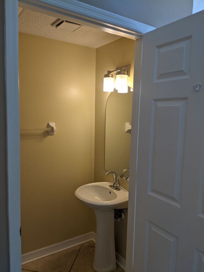 Building Photo - Beautiful 2 Bedroom, 2.5 Bath Townhome in Private Gated Community Of Hunter's Key In New Tampa