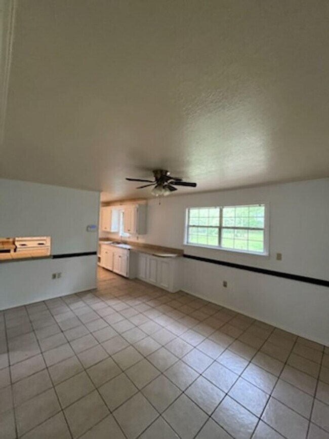 Building Photo - 3219 Lakewood Dr