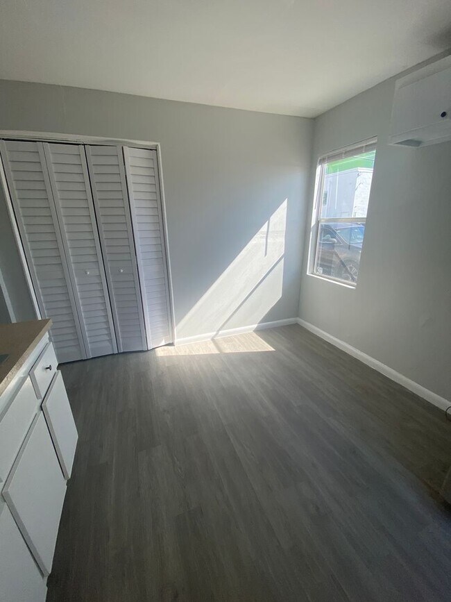 Building Photo - 920-920 11th Ave N