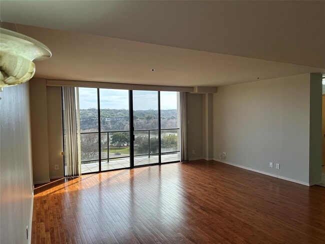 Building Photo - 40 N Interstate Hwy 35