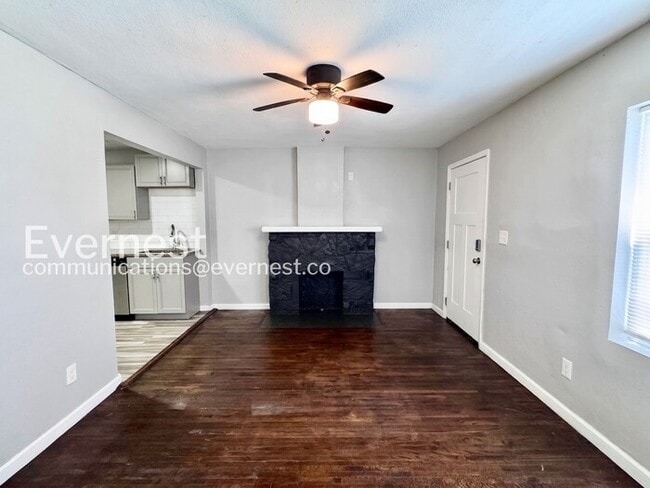 Building Photo - 2 Bed/1 Bath Townhome with Off-Street Parking / Pet-Friendly / Available Now!