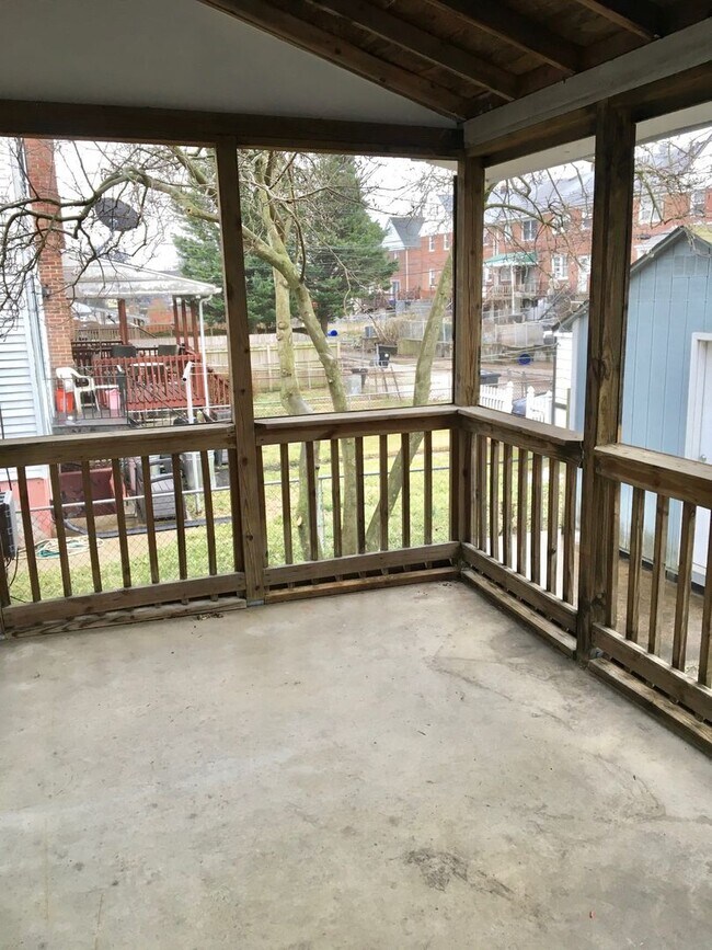 Building Photo - Fantastic 3 Bedroom EOG Townhome with Parking Pad in Parkville!