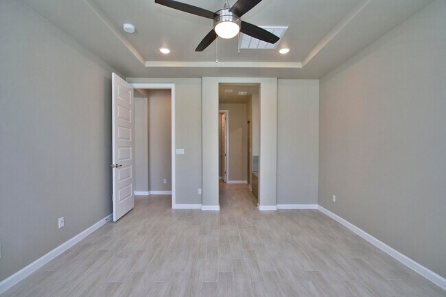 Building Photo - 729 C. Escondida