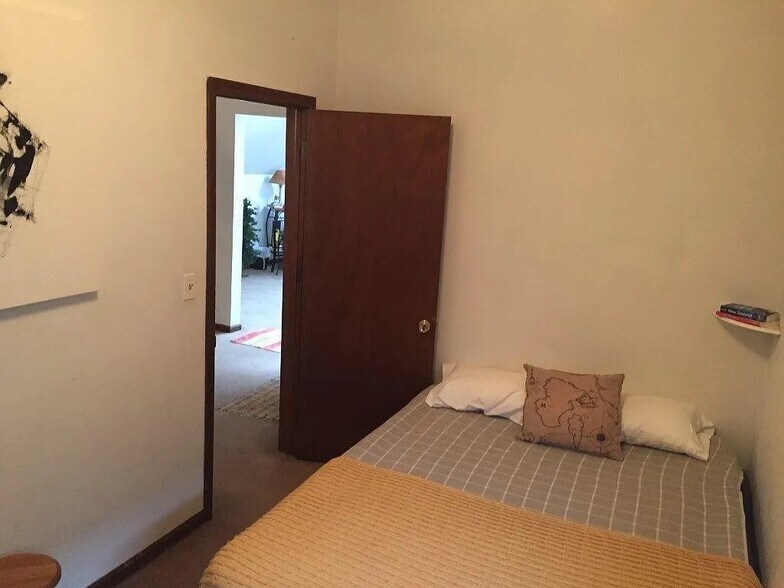 Building Photo - 3351 N Kenmore Ave