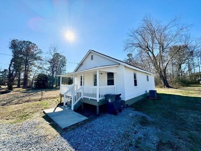 Building Photo - Lovely 2 Bedroom Rancher… Waiting for You ...