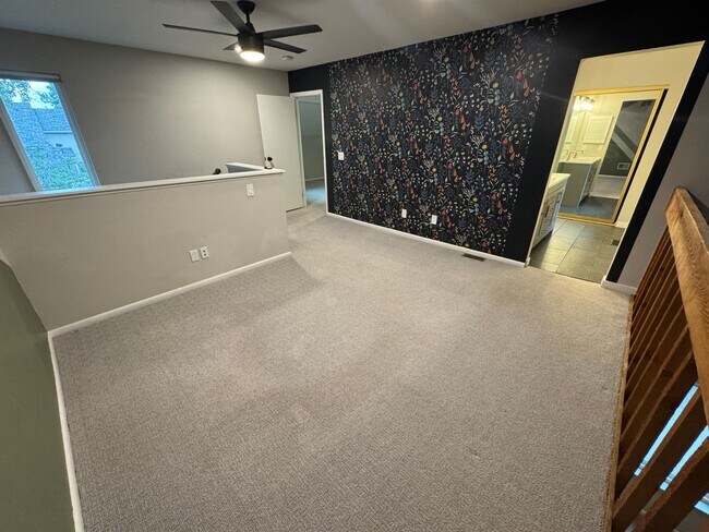 Building Photo - Aurora Townhome Right on the Golf Course