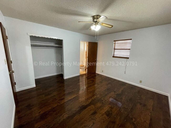 Building Photo - 526 E El Paso St