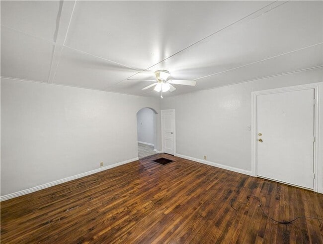 Primary Photo - 208 E Graham St