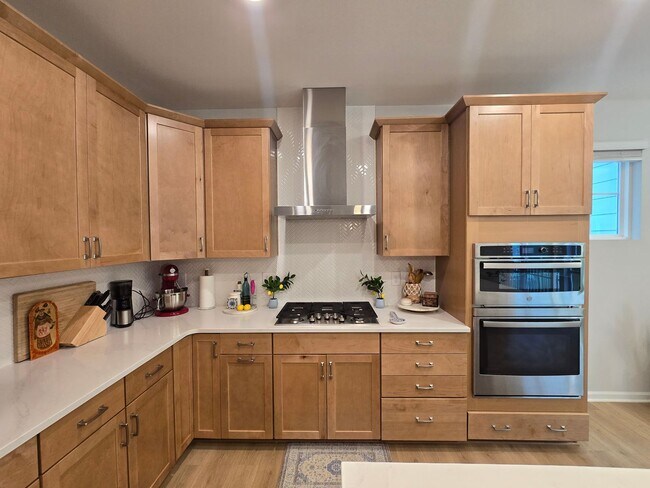 Building Photo - 5 Bedrooms! Stunning 5BR/4BA North Ridge P...