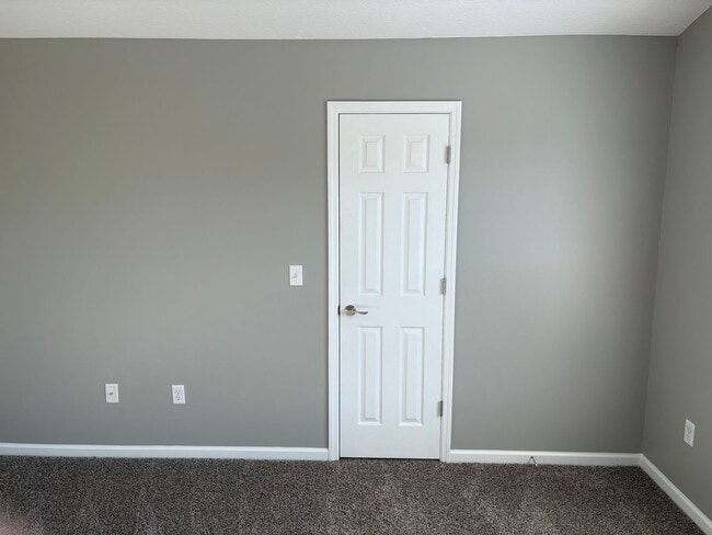 Building Photo - 5012 S Cross Point Ct