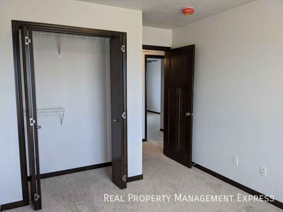Building Photo - 3 Bedroom 1.5 Bathroom Townhome w/ Double ...