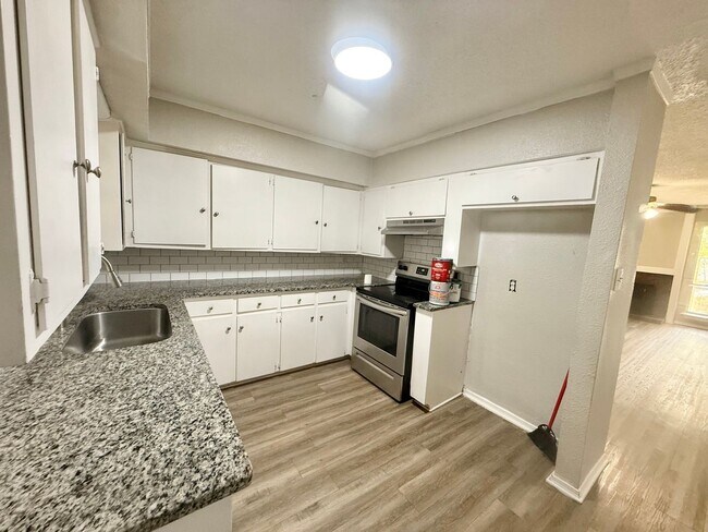 Building Photo - 1102 Lilac Dr
