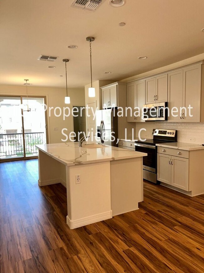 Building Photo - Beautiful Home In Gilbert Lake Community!