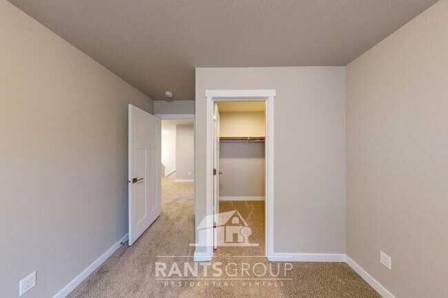Building Photo - Easy freeway access! Newer subdivision!