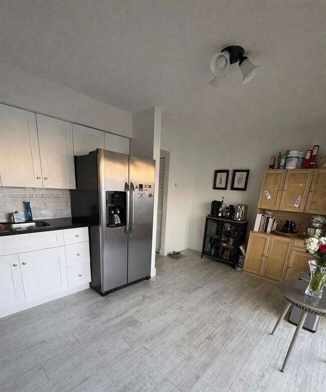 Building Photo - 10095 SW 77th Ct