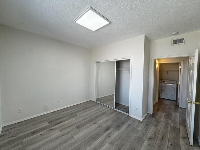Building Photo - 1105 Meadowlark Way SE