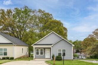 Building Photo - Feels Like New 3 Bed 2 Bath Minutes from H...