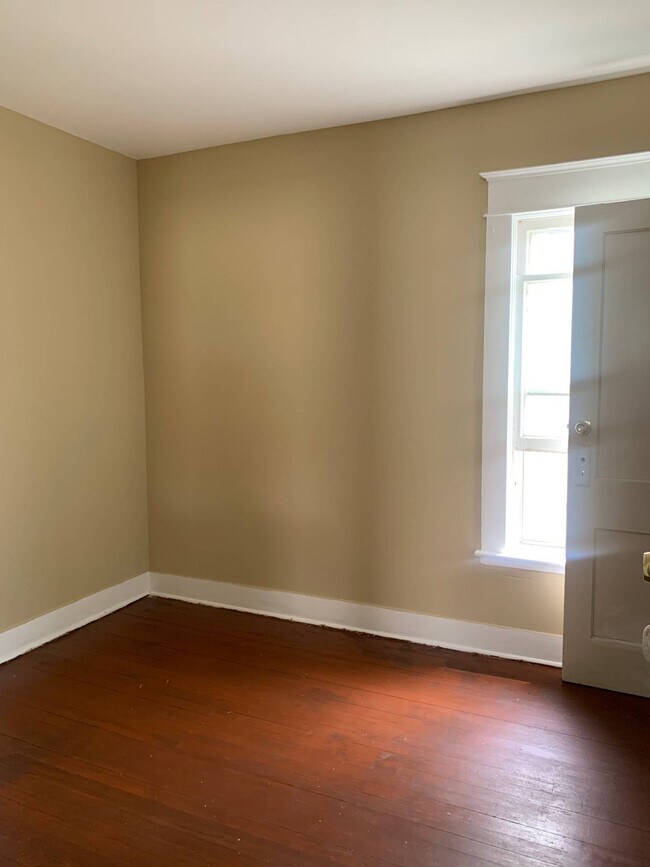 Building Photo - 857 Oakwood Ave