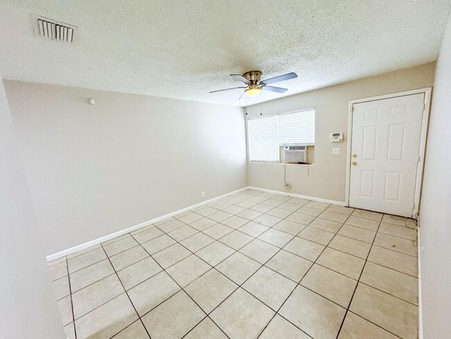 Building Photo - 1003 8th St