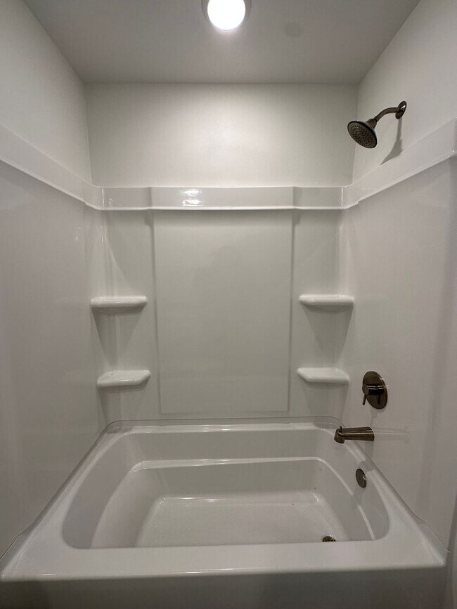 Building Photo - Fresh, Modern, and Move-In Ready!