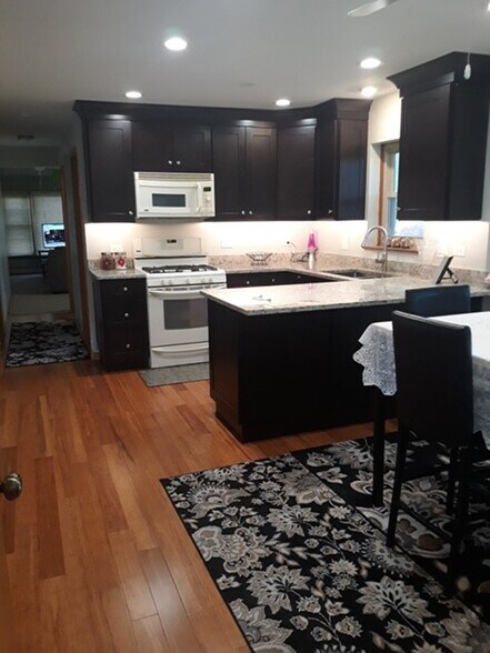 Building Photo - 109 N Avon Rd