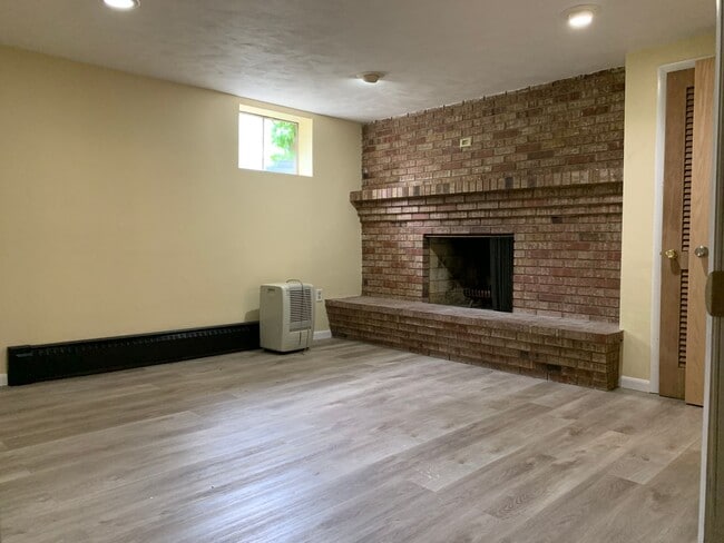 Building Photo - NOW Leasing!