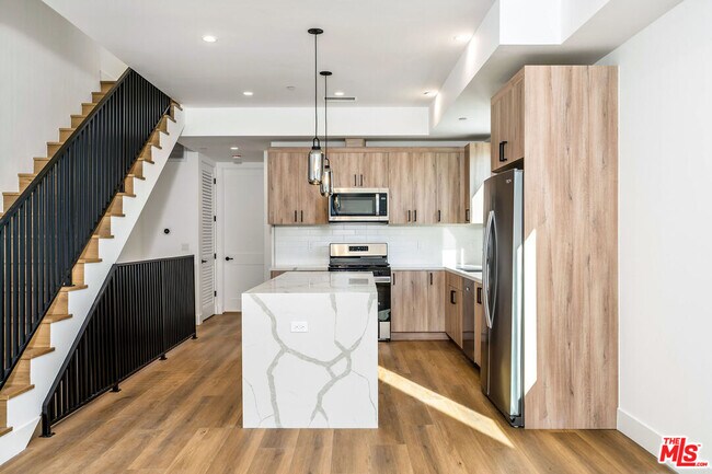 Building Photo - 2204 1/2 Carmona Ave