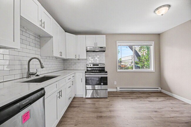 Building Photo - FOR RENT! Beautifully Remodeled 2 Bed/1 Bath Unit – Don’t Miss Out!