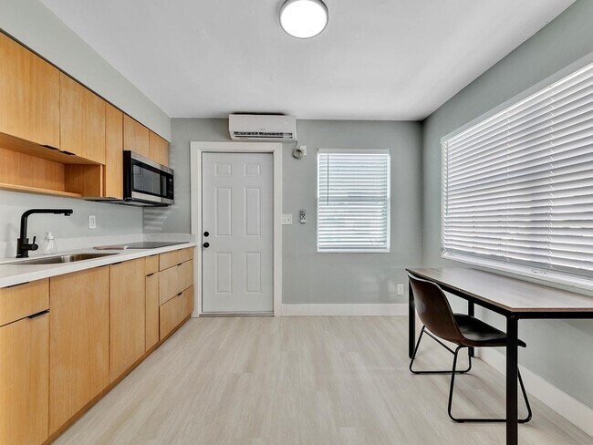 Building Photo - 318-320-320 Walnut St