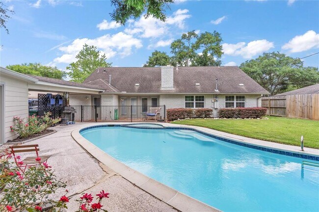 Building Photo - 5747 Rutherglenn Dr