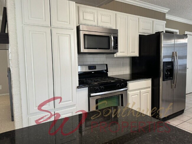 Building Photo - Lovely, spacious home that welcomes you in!