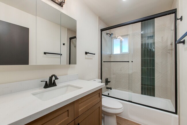 Building Photo - Beautiful 4 Bedroom, 3 Bath Home on an Oversized 18,000 Sq Ft Lot