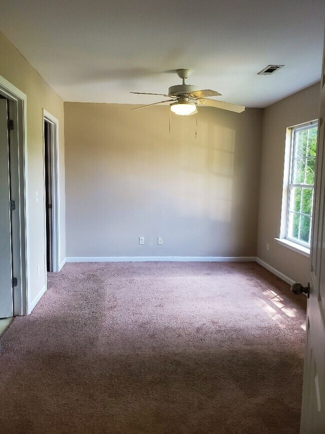 Building Photo - SPACIOUS 3 BEDROOM TOWNHOUSE FOR RENT IN GREENVILLE!