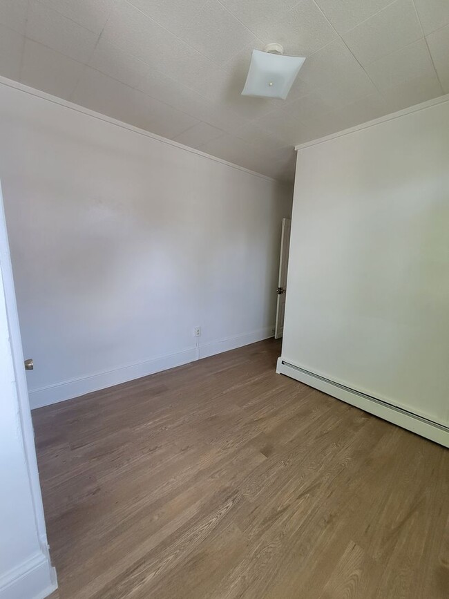 Building Photo - 4 Bedroom Home in Lancaster City