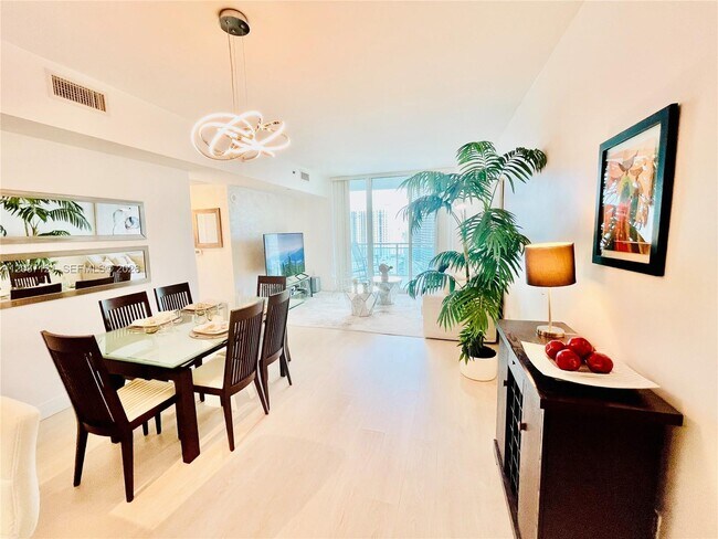Building Photo - 950 Brickell Bay Dr