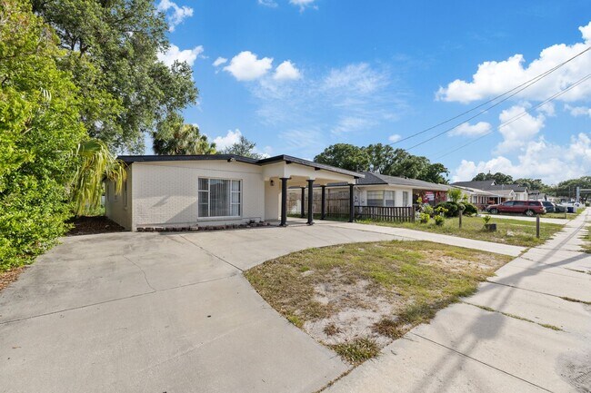 Building Photo - 2706 W Tampa Bay Blvd