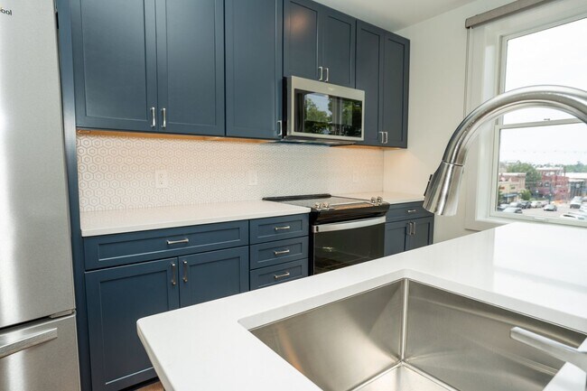 Building Photo - UPSCALE APARTMENT**Available August 2026 Call to inquire about April specials!