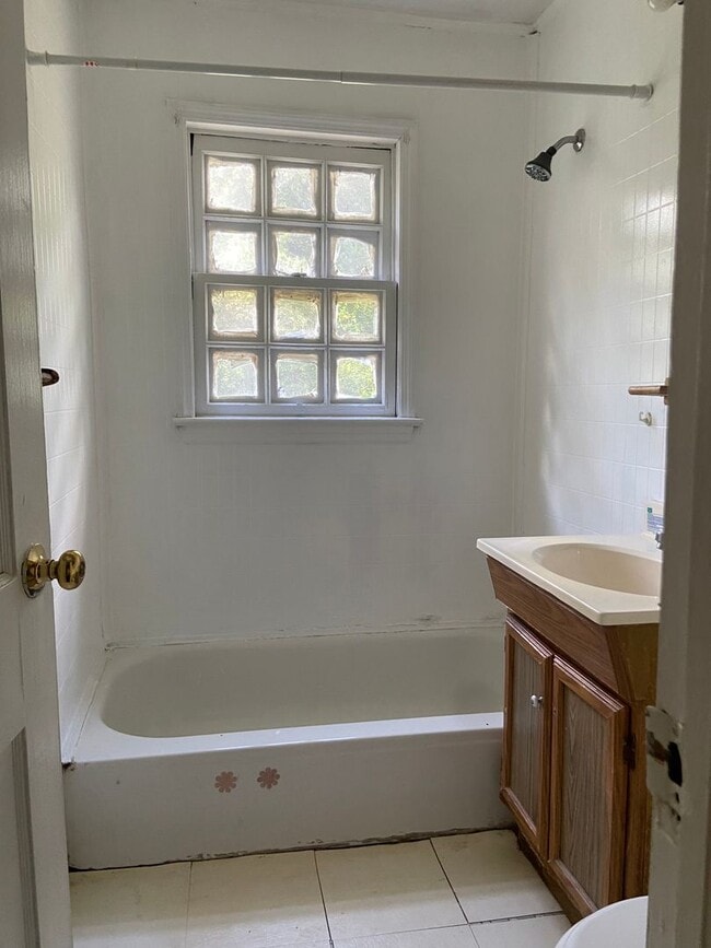 Building Photo - 563 Parkchester Dr