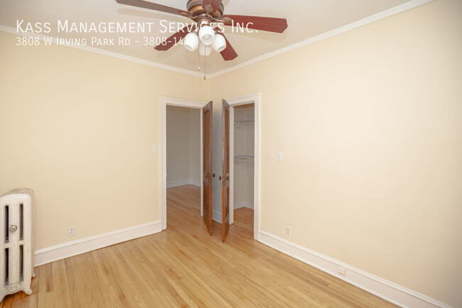 Building Photo - Irving Park 1 bed/1 bath, Hardwood floors,...