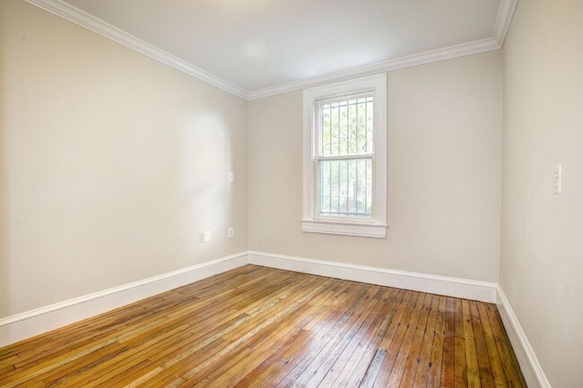 Building Photo - 633 C St NE