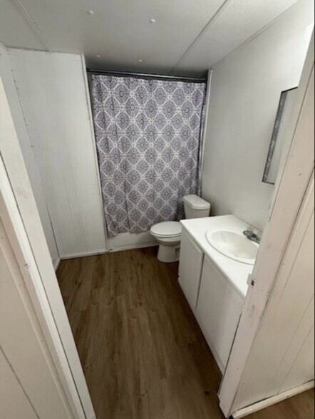 Building Photo - 215 Weeks Rd